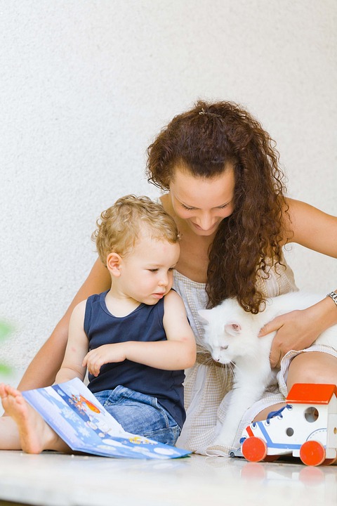 15 důkazů, že kočky a děti k sobě prostě patří